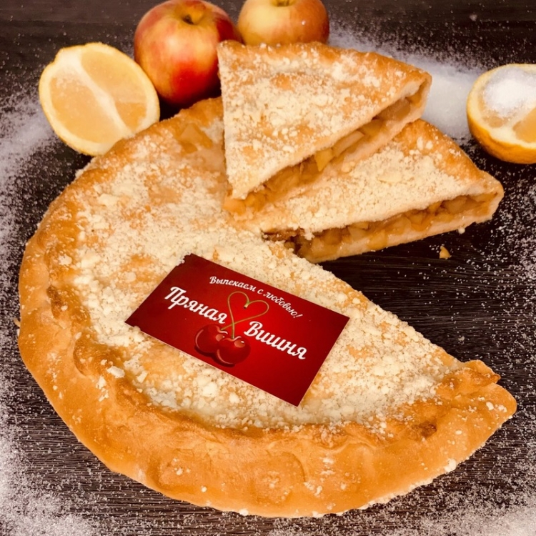 Пирог яблочный с корицей